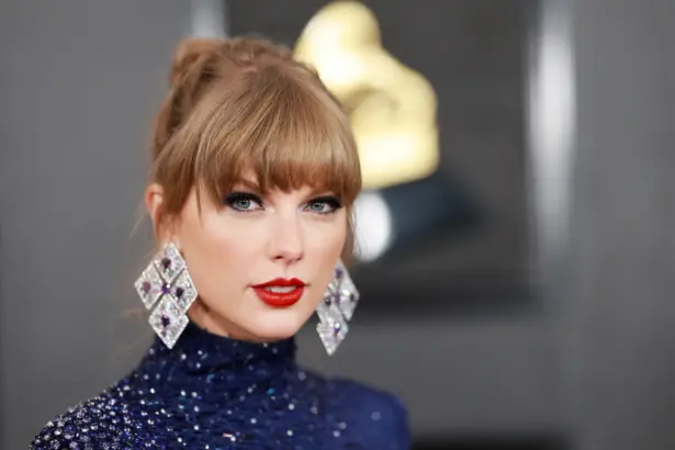 Taylor Swift announcing new album during live performance.